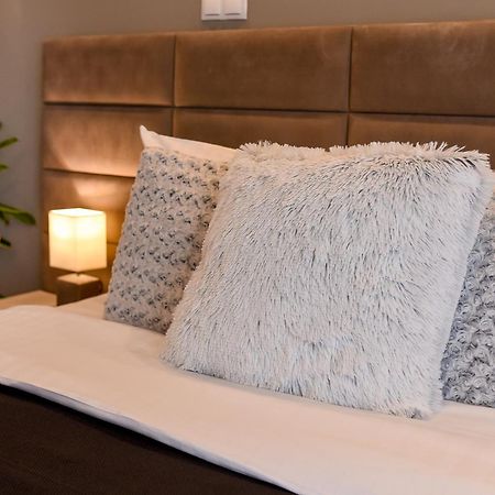 Chic Accommodation With Breathtaking Views Over Calea Victoriei - Your Central Heaven บูคาเรสต์ ภายนอก รูปภาพ