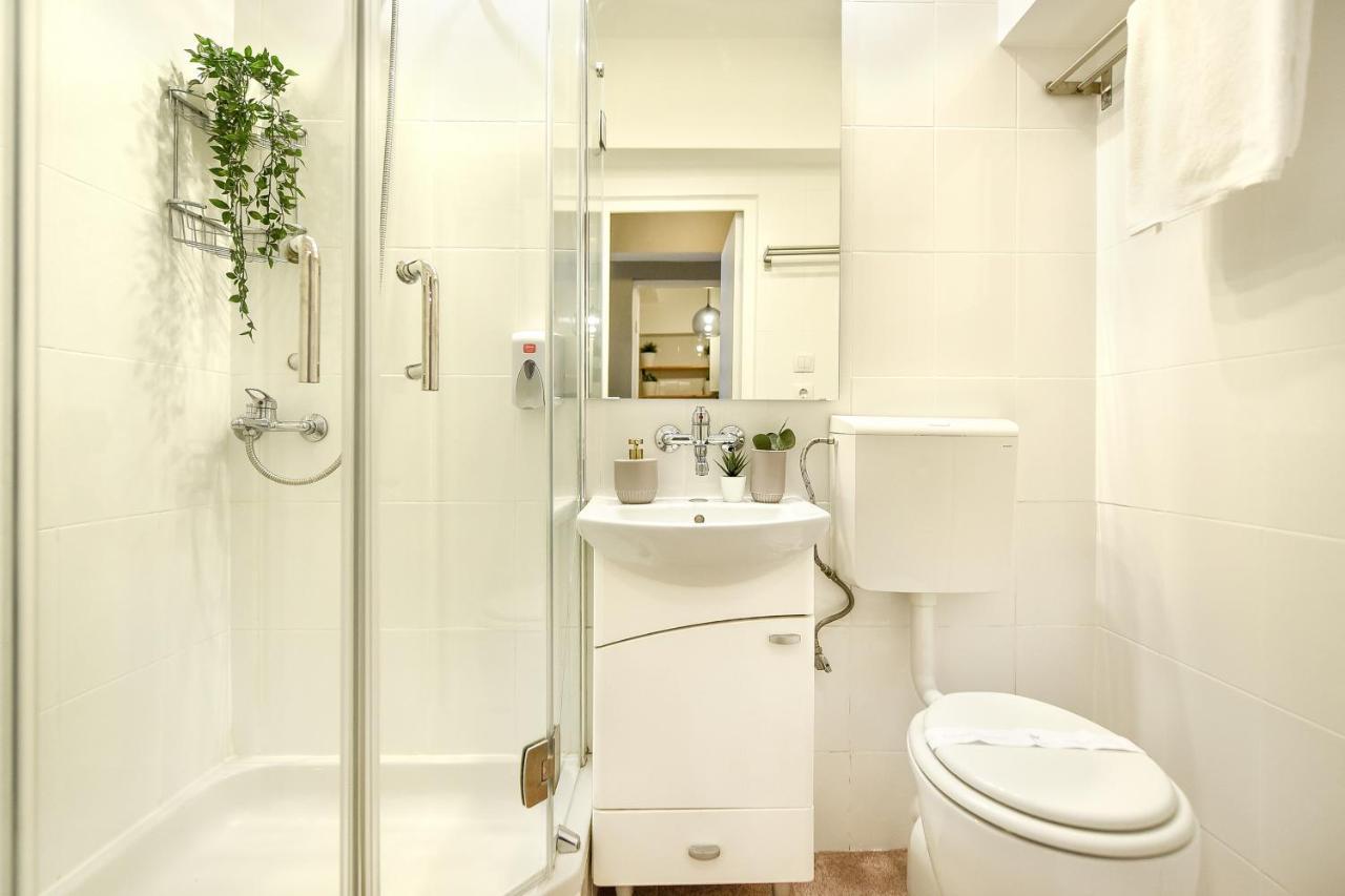 Chic Accommodation With Breathtaking Views Over Calea Victoriei - Your Central Heaven บูคาเรสต์ ภายนอก รูปภาพ