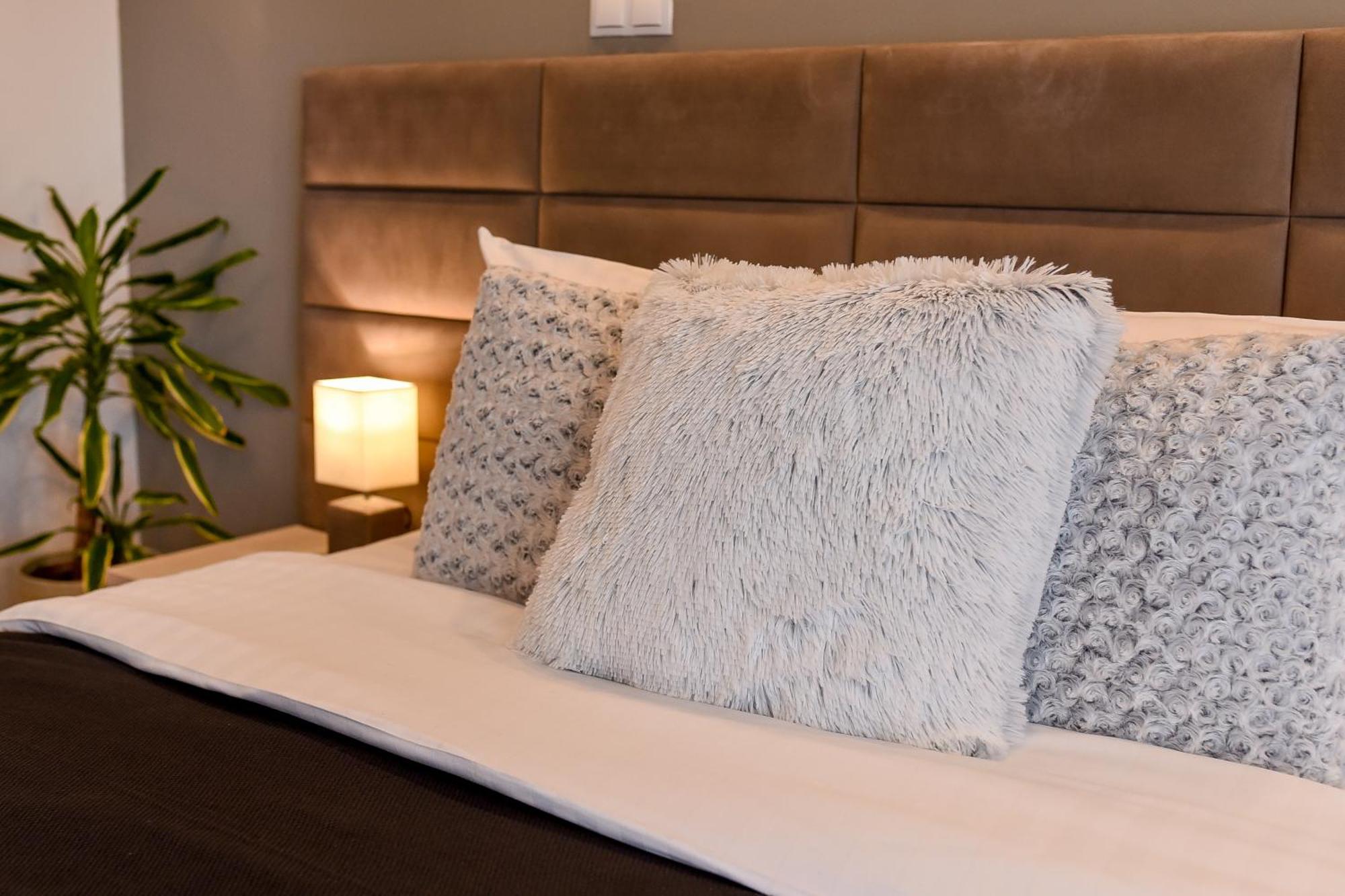 Chic Accommodation With Breathtaking Views Over Calea Victoriei - Your Central Heaven บูคาเรสต์ ภายนอก รูปภาพ